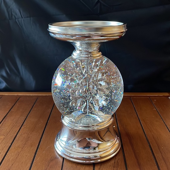 Bath & Body Water Globe Snowflake Pedestal - Picture 1 of 8